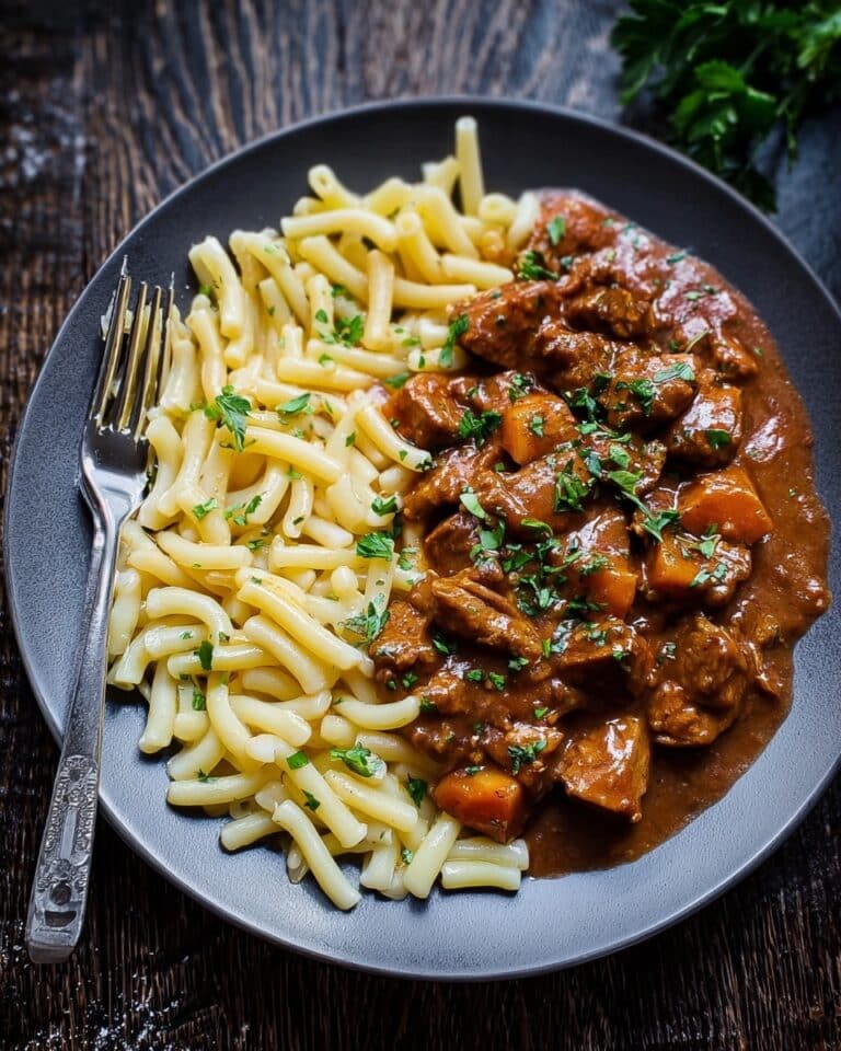 Putengulasch mit Paprika und Zwiebeln Recipe